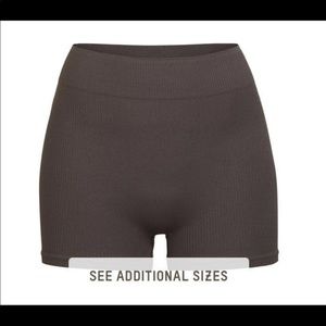 SKIMS Strecht Rib Short size S/M